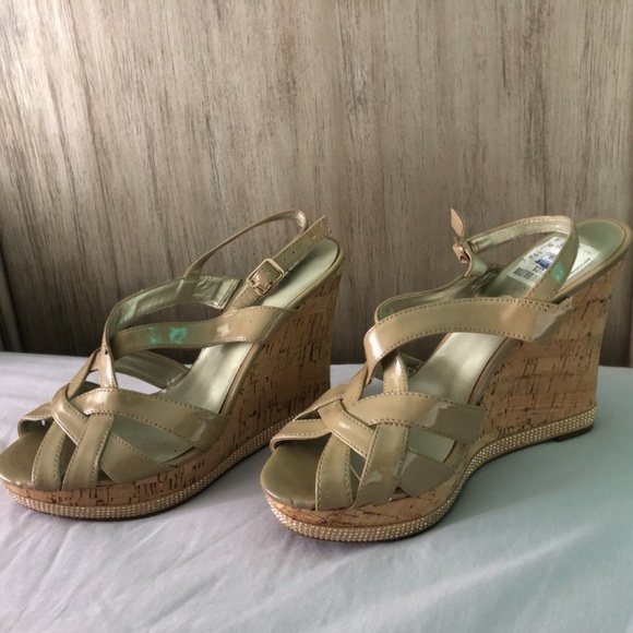 Guess Tan Wedge Sandel - Picture 3 of 3